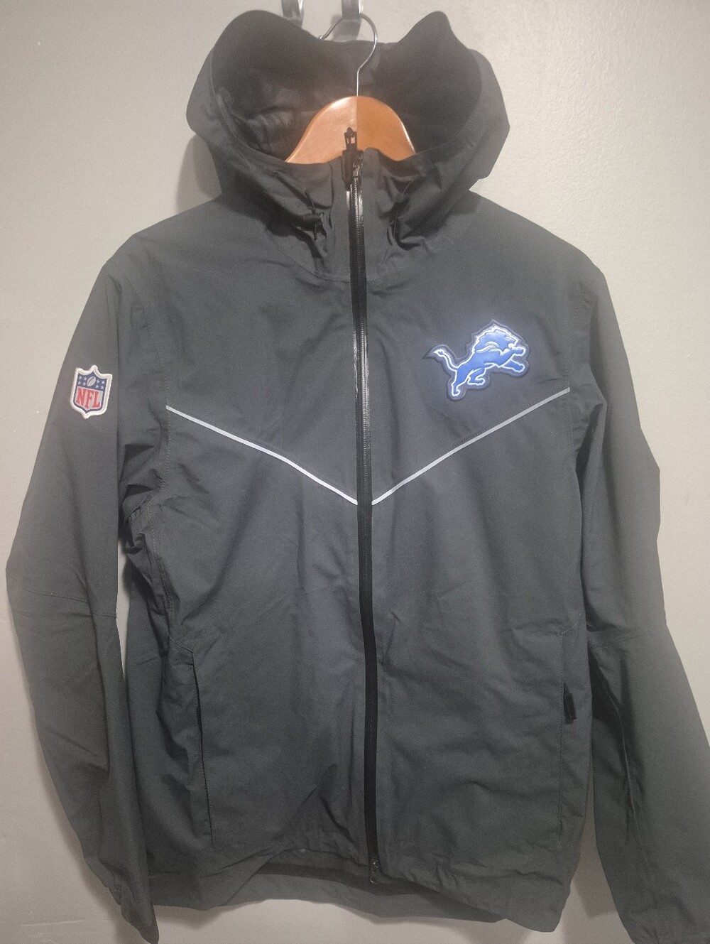 Nike Men's Dark Gray Hooded Raincoat with Blue Detroit Lions Emblem - Picture 2 of 7